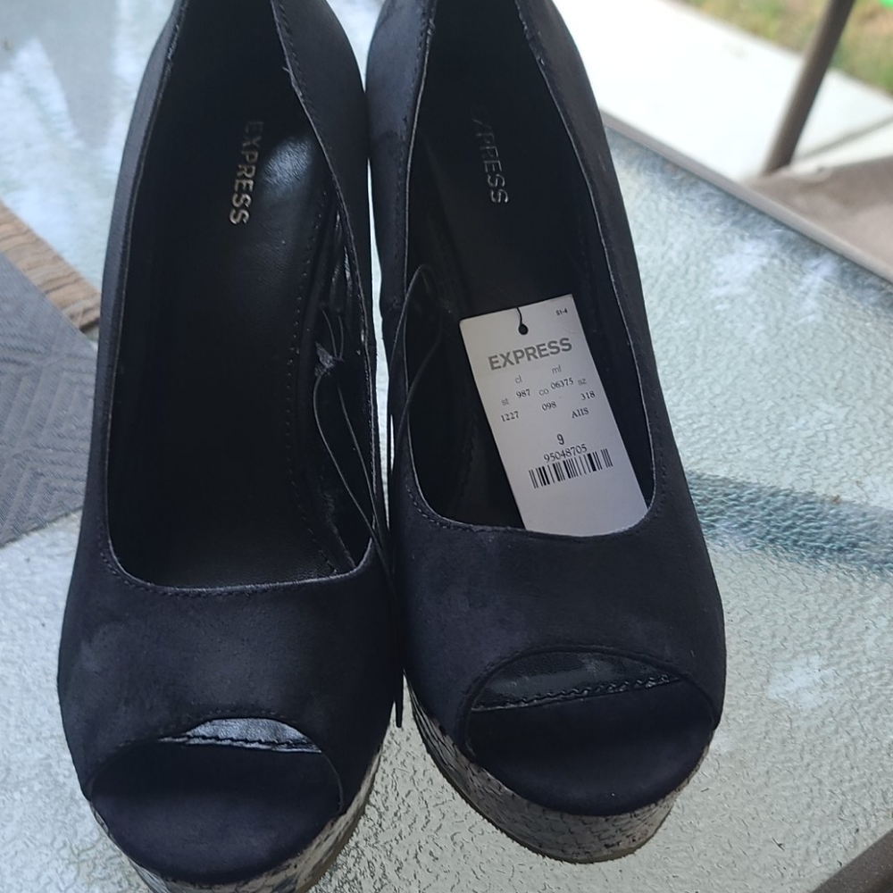 Express, size 9, black snake skin